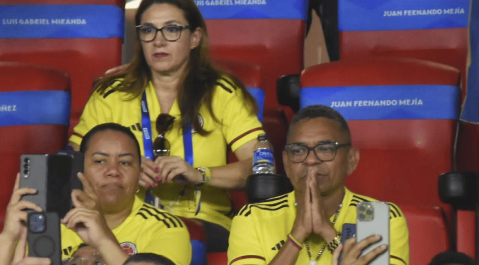 'Mane' Díaz acompañado de su esposa Cilenis Marulanda, en las tribunas del estadio Metropolitano.