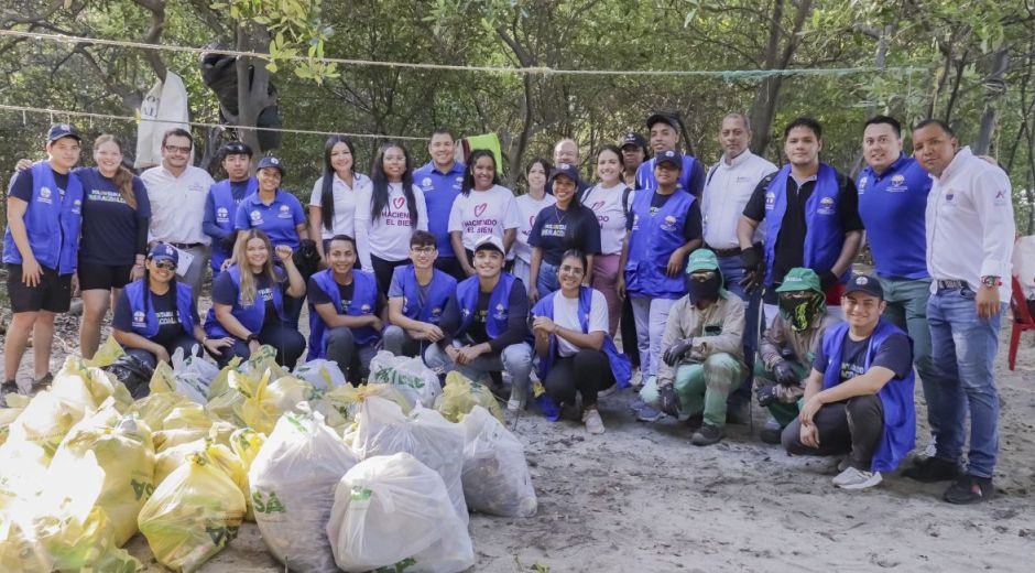 Nueve asociaciones de pescadores recibieron dotación y botes para el desarrollo de sus labores.
