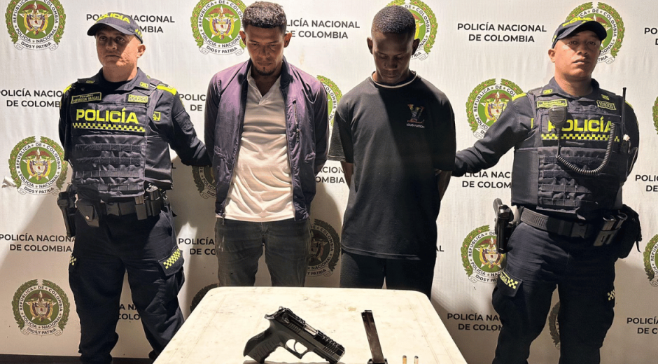 Dos capturados con arma de fuego, luego de hurtar una Tienda D1