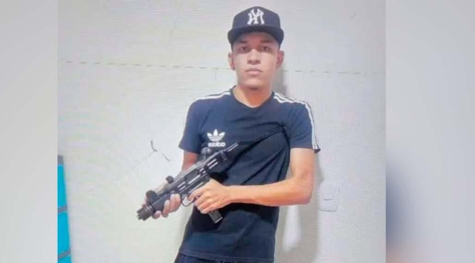 Jorge Luis Padilla Mejía posando con una arma de largo alcance.
