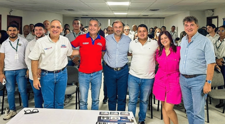 Foto de campaña. De izquierda a derecha: El candidato a la alcaldía Carlos Pinedo, el candidato a la gobernación Franklin Lozano, Juan Carlos Dávila, Jorge Arguelles (candidato al Concejo), Ángela Cedeño (candidata a la Asamblea) y Manuel Julián Dávila, presidente del Grupo Daabon.