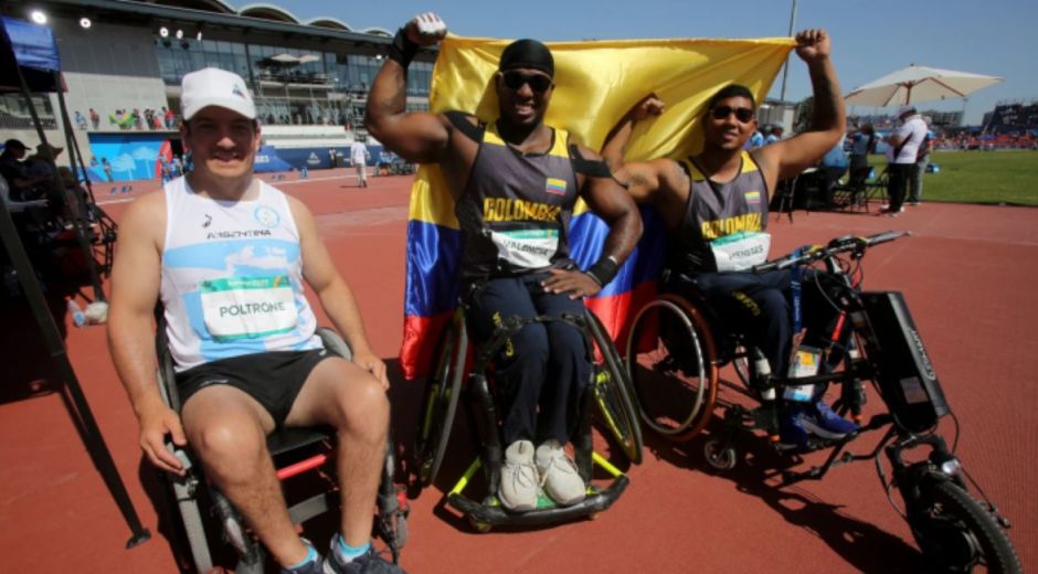 Mauricio Valencia y Diego Meneses sosteniendo la bandera de Colombia después de lograr oro y bronce en el campeonato.