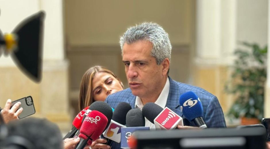 El ministerio del Interior, Luis Fernando Velasco.