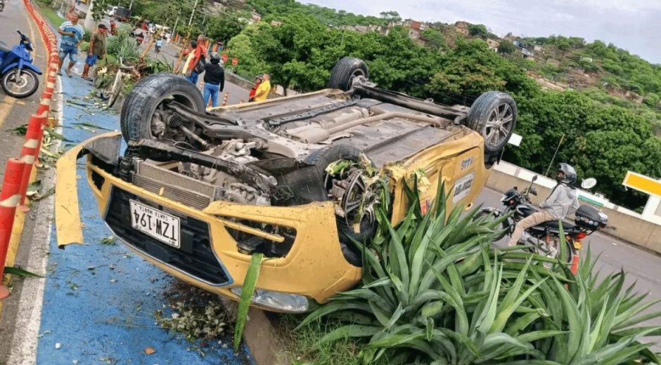 Taxi terminó volcado en la subida del puente de La Lucha