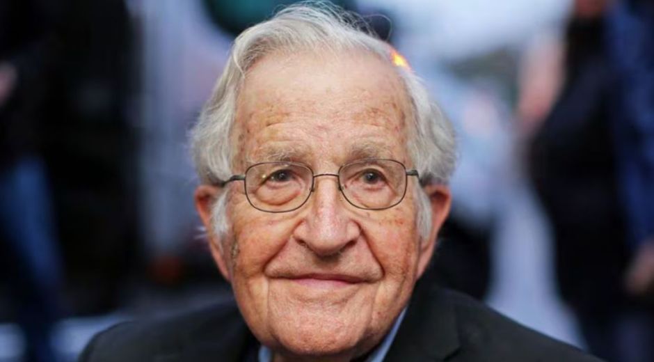 Noam Chomsky falleció a los 95 años en São Paulo, Brasil. 