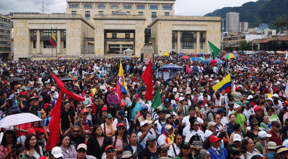 Los maestros en la manifestación del miércoles en la Plaza de Bolívar de Bogotá