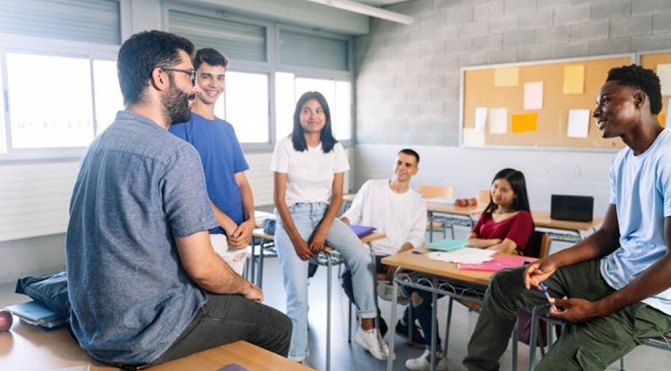 La alegría y la sorpresa siguen siendo emociones predominantes entre los jóvenes, con un 64% y un 51% respectivamente. 