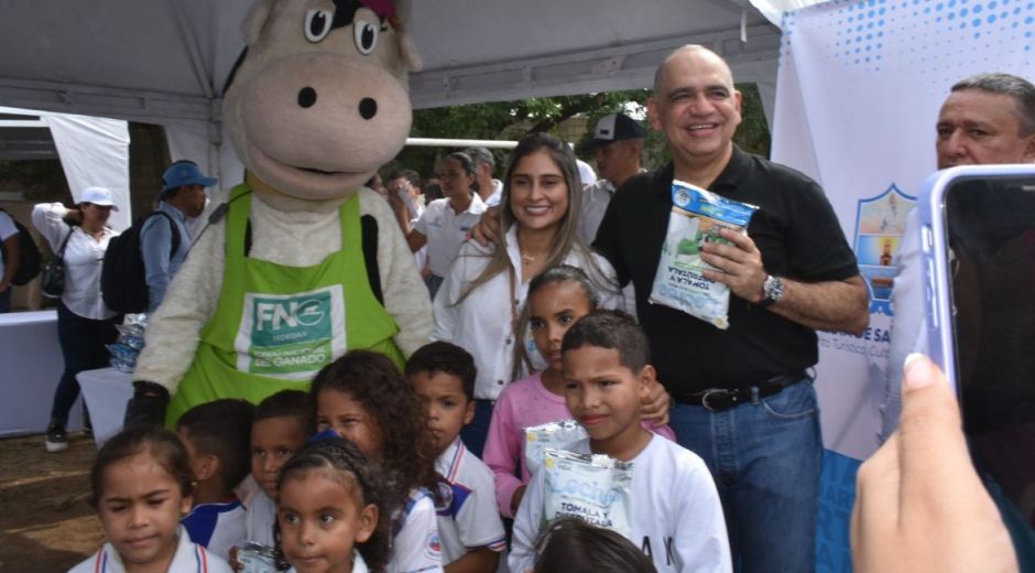 Alcalde Carlos Pinedo y la Gestora Social