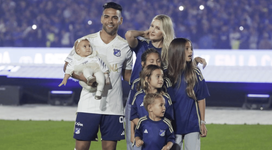 Falcao García acompañado de su esposa e hijos.