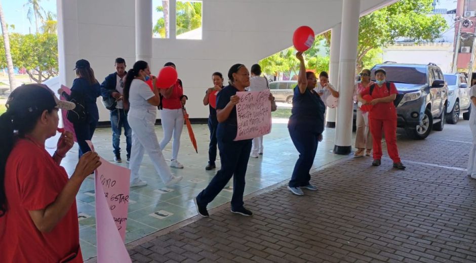 Trabajadores de Cardiovida exigiendo el pago de sus salarios atrasados.