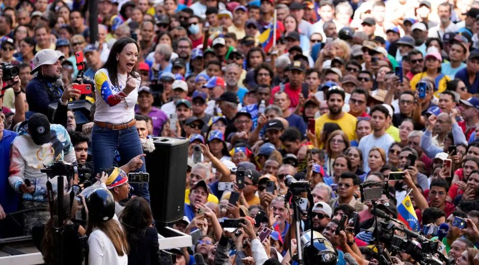 Equipo de María Corina Machado denuncia que la líder ha sido interceptada “de forma violenta”.