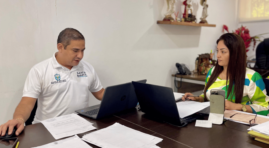 Secretaria de Educación Distrital, Sandra Patricia Muñoz Dorado y el director de la Oficina de Capital Humano de esta Dependencia, Dick Barraza Lombardi
