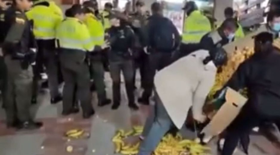 Durante un operativo de recuperación del espacio público en Tunja, una vendedora ambulante perdió su mercancía cuando uniformados intentaron desalojarla, generando críticas en redes. 