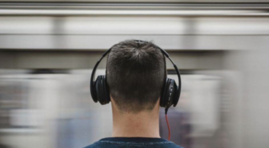 El uso continuo de audífonos aumenta el riesgo