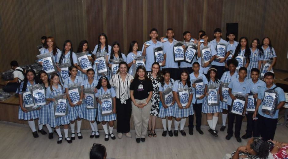 Entrega de becas de estudio.