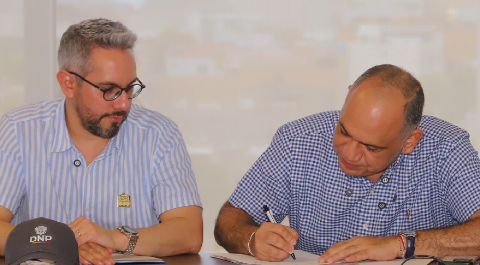 Alcaldía de Santa Marta Carlos Pinedo, durante la firma del convenio con el Gobierno Nacional.