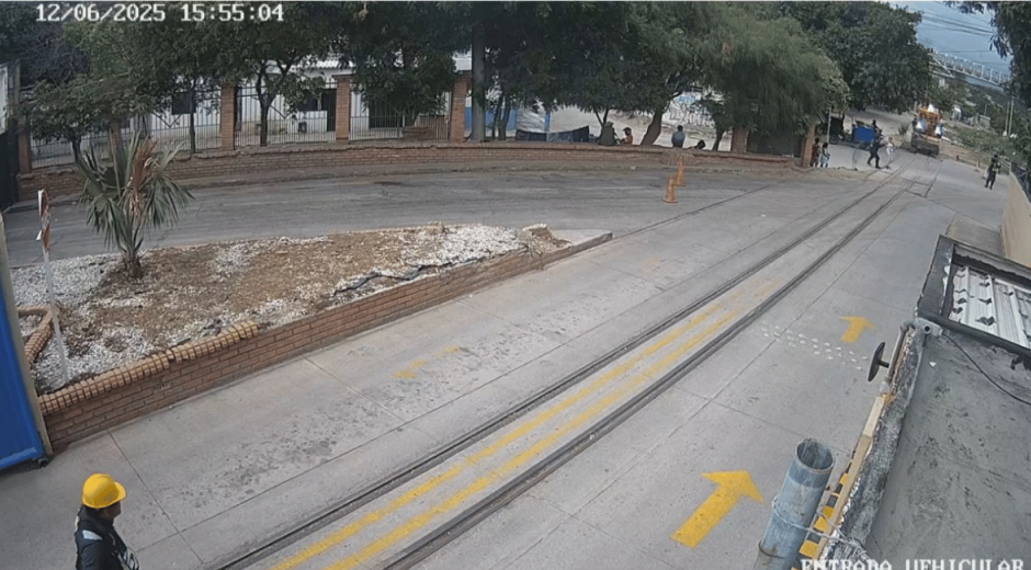 Cortesía ¡De milagro! Vigilante evita que joven sea arrollada por tren regulador en Santa Marta