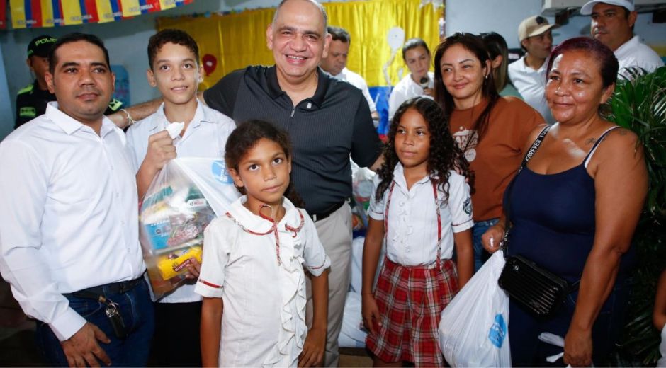 Entrega de ayudas a estudiantes damnificados.