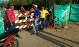 Desde la mañana de este lunes, residentes de la calle 30 con 4 bloquean el acceso a la obra.