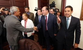 Cortesía Julio Borges fue recibido por el presidente del Congreso, Mauricio Lizcano.