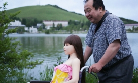 Senji Nakajami pasea a su muñeca y comparte tiempo de pareja con el objeto sexual.