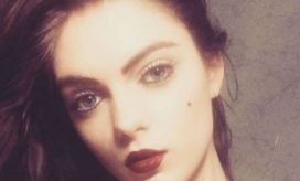 La joven asegura que fue despedida por ser "demasiado guapa"