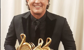 Carlos Vives posando con sus tres galardones. 