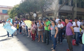Protesta de vendedores del mercado frente a las instalaciones de la Alcaldía.