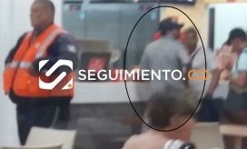 El cantante Churo Díaz, sin esposas, aprovechó para tomar una bebida en la plazoleta de comidas antes de pasar a la sala de espera.