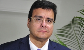 Rector Ramsés Vargas.