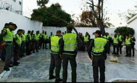 Policías de la estación San José en formación antes del atentado.
