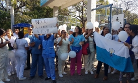 Trabajadores de la Fundación Cardiovascular, durante el plantón realizado al frente de la clínica.