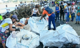 Jornada de limpieza marina y del río Manzanares, realizada en el balneario de Los Cocos.