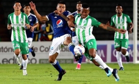 Jhon Duque de Millonarios disputa el balón con Andrés Rentería de Nacional.
