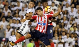 Jorge Arias y Yony González disputan el balón con Juan Patiño.