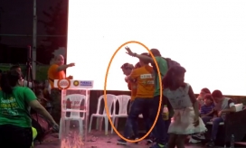 Carlos Caicedo, en momento en que jóvenes le lanzaron huevos en Ciénaga.