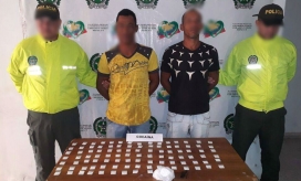 Los capturados y las 100 dosis de cocaina. 