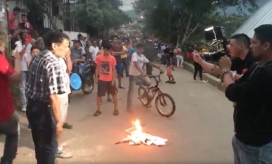 Los manifestantes quemaron banderas del partido político de las Farc.