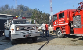 Organismos de socorro trabajan para extinguir las llamas.