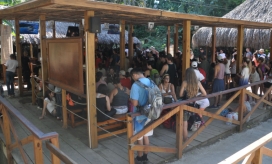 Visitantes al Parque Tayrona durante el primer día de acceso, después de su descanso.