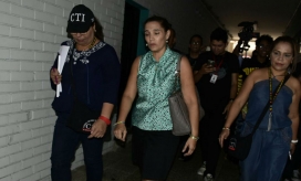 Miembros de la Fiscalía saliendo del área administrativa de la Universidad Autónoma del Caribe.