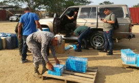 Los artículos de contrabando estaban almacenados en dos vehículos tipo camioneta.