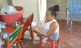 Katherine padece deformidad en miembros inferiores con anquilosis en las articulaciones que le impidió caminar.