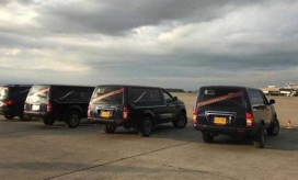 El Comercio. vehículos que transportan los periodistas.