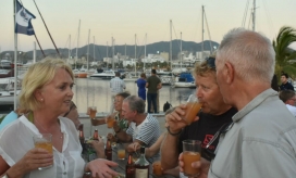 Extranjeros disfrutando de la Marina Internacional de Santa Marta