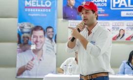 Cortesía El Mello reunido con simpatizantes de su campaña.