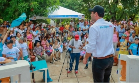 El Mello reunido con simpatizantes de su campaña.