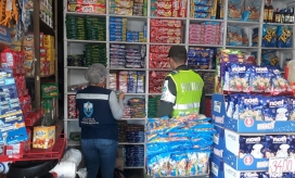 La Secretaría de Salud y la Policía Metropolitana están realizando operativos en tiendas y supermercados.