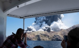 Erupción del volcán Whakaari. 