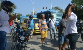 Pelea entre motociclista y taxista en la calle 30.